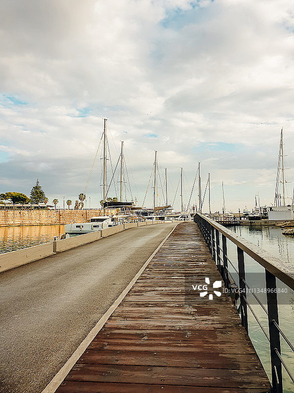 通往游艇的桥梁图片素材