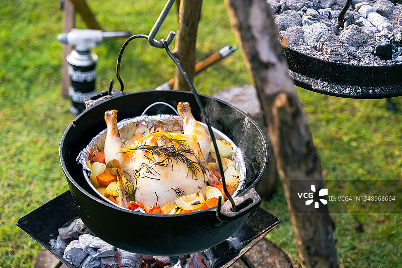 荷兰烤箱烹饪：营地烤鸡图片素材