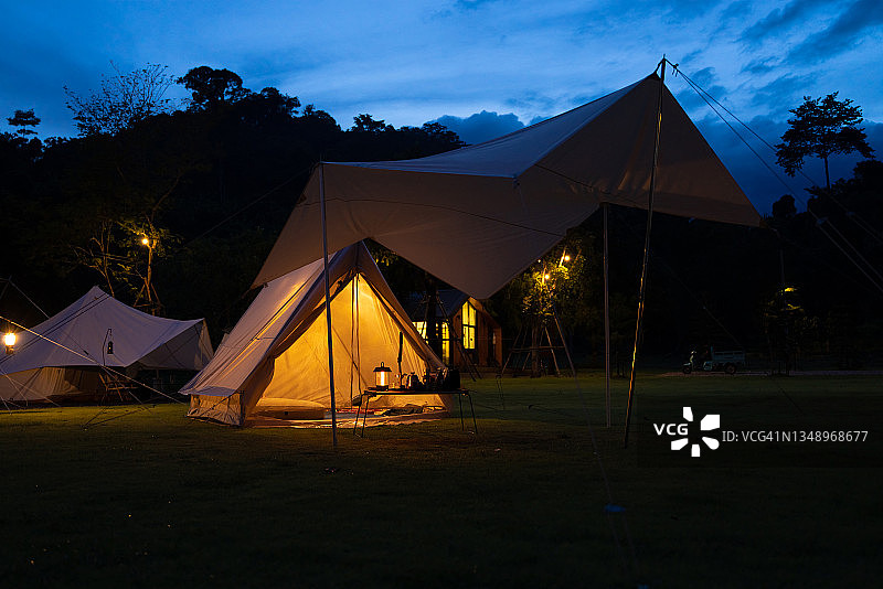 情侣在露营帐篷内休息，享受假期图片素材