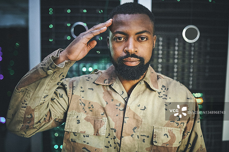 男军人在服务器机房站岗的场景图片素材