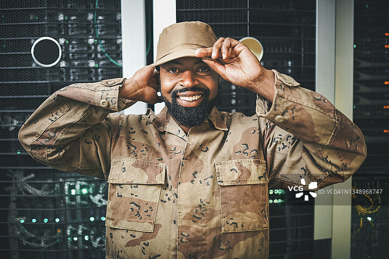 男军人在服务器机房站岗的场景图片素材