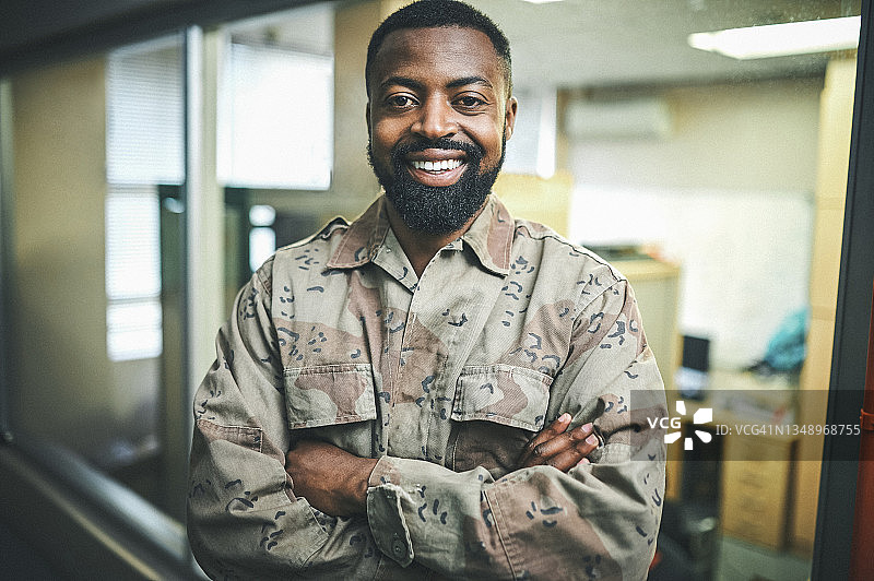 男士兵办公室站立照片图片素材