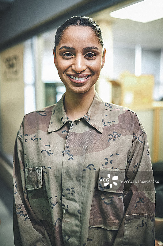 年轻女战士站在办公室里图片素材