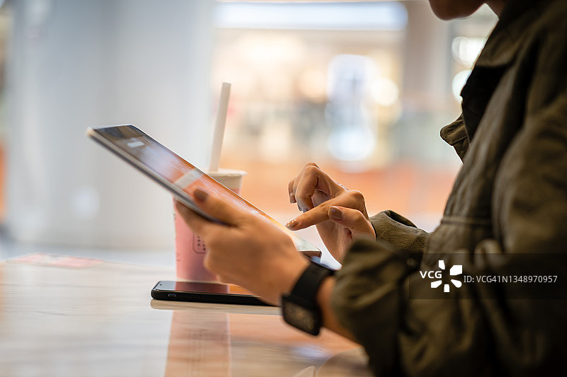 女人使用平板电脑图片素材