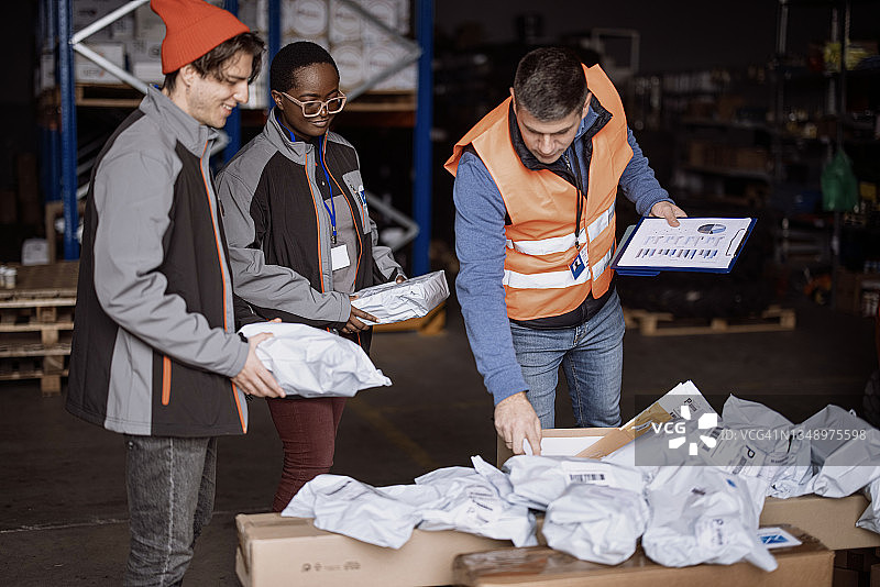 经理用剪贴板与团队分享交付计划图片素材