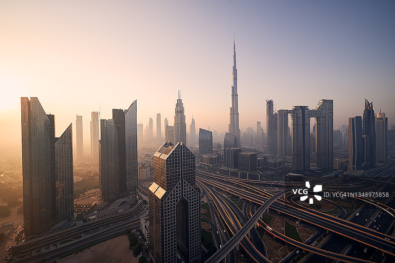 日出时分的迪拜城市景观图片素材