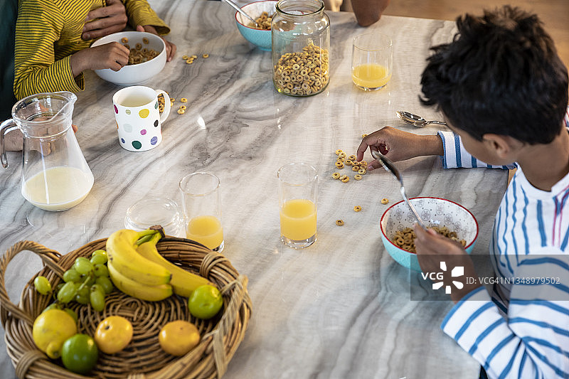 享受谷物早餐的乐趣图片素材