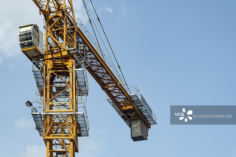 在建现代建筑上的起重机图片素材