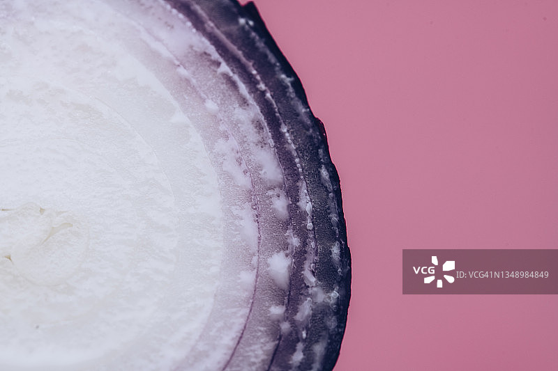 红洋葱特写微距照片。带汁液的紫洋葱，粉色背景，健康蔬菜概念图片素材