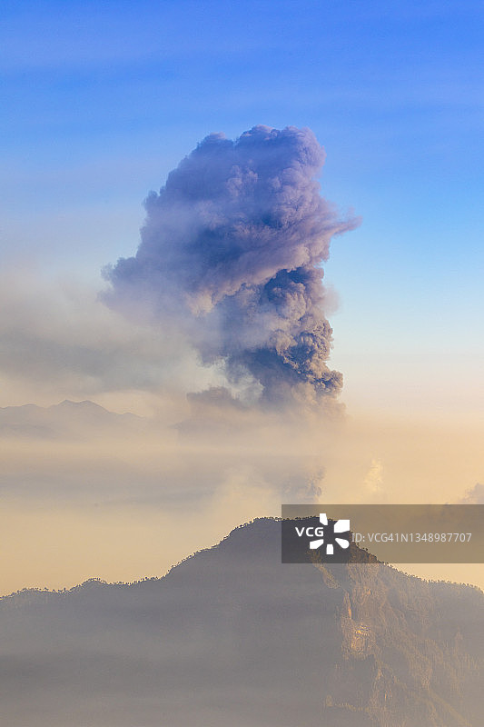 拉帕尔马岛火山喷发：老峰火山喷气孔图片素材