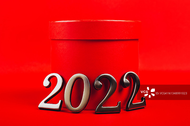 红色礼品盒与银色2022数字图片素材