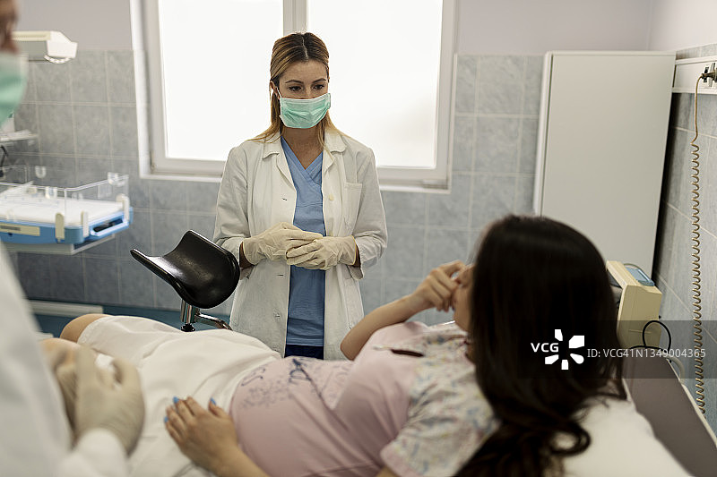 在医院里，医生为妇女提供分娩支持图片素材