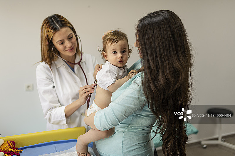 医生用听诊器检查男婴图片素材