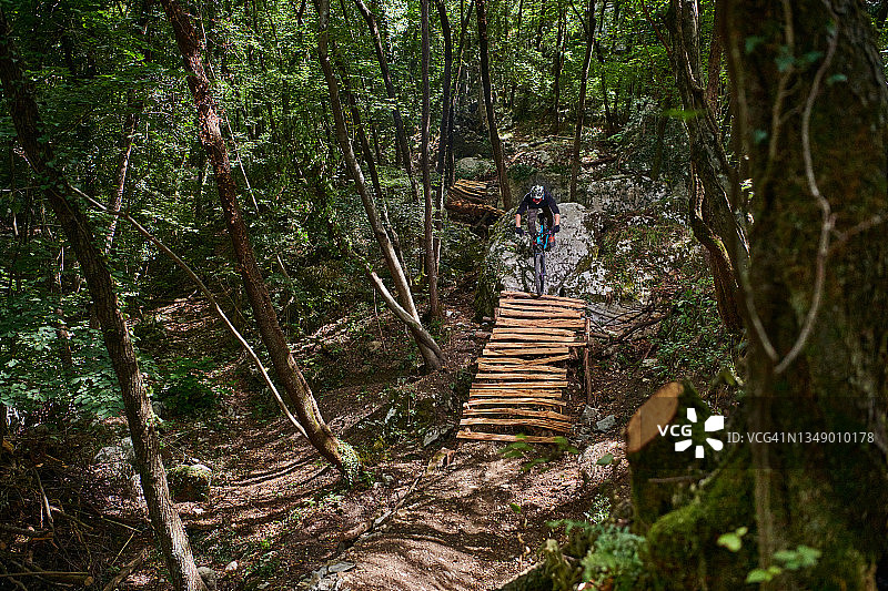 耐力赛车手在森林中自建的挑战性赛道上图片素材