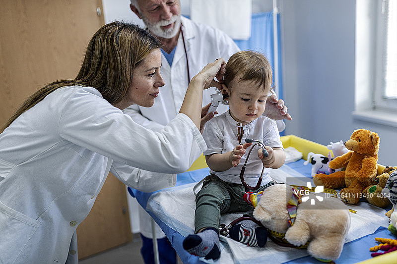 医生用听诊器检查男婴图片素材