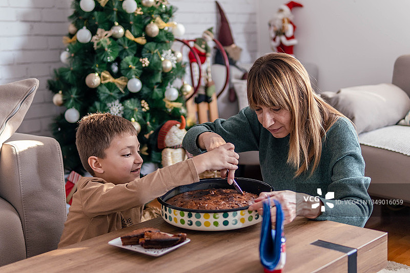 圣诞节，奶奶给孙子分派图片素材