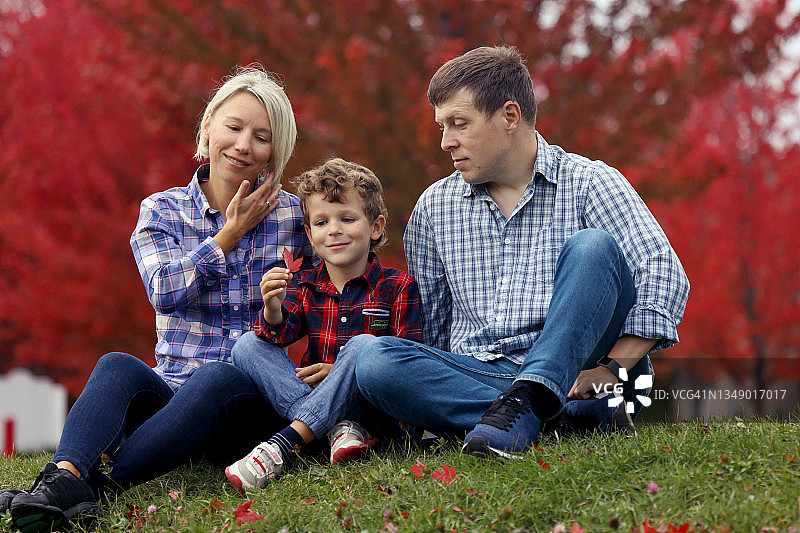 红枫秋季家庭照图片素材