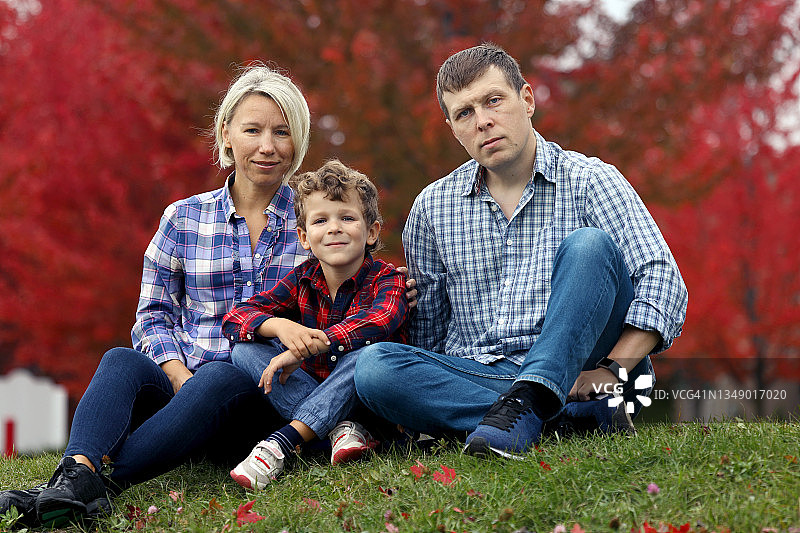 红枫秋季家庭照图片素材