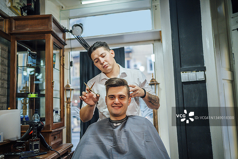 专业理发师在理发店为男士理发图片素材
