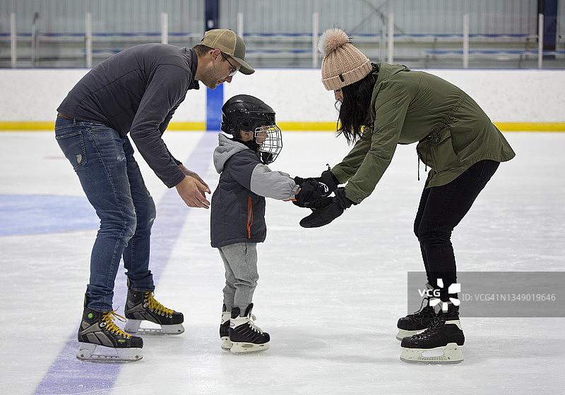 和爸爸妈妈一起滑冰图片素材