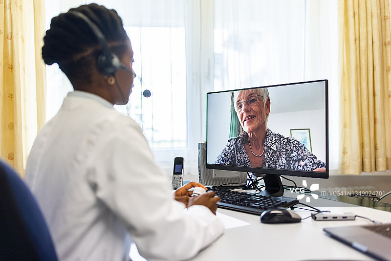 老年妇女通过远程医疗预约咨询医生图片素材