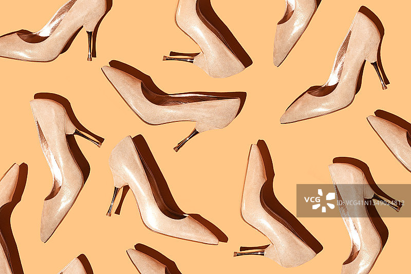 米色橙色背景上的女士高跟鞋时尚图案。黑色星期五的现代美容概念图片素材