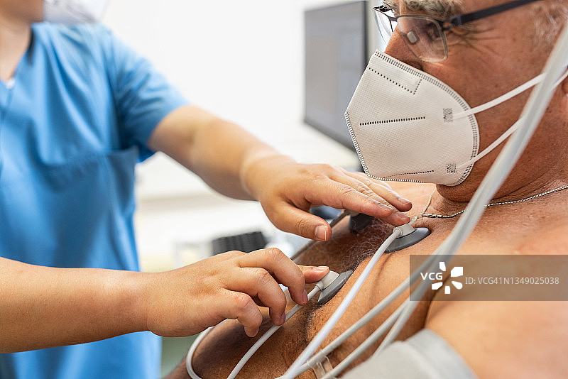 年长的男人在诊所做心电图检查图片素材