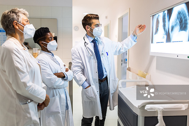 医生团队分析X光片图片素材