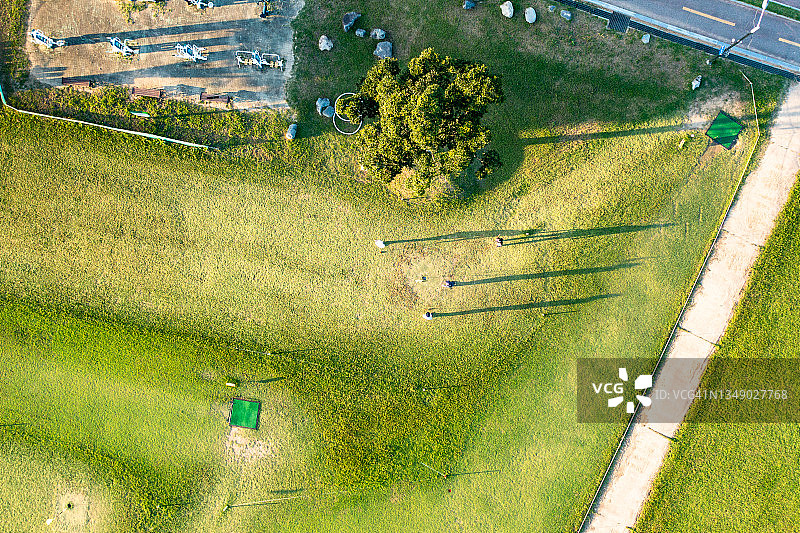 人们在草地上玩槌球的航拍图片素材