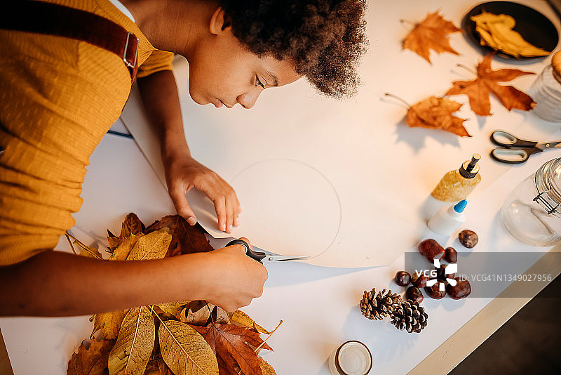 女孩用树叶制作东西图片素材