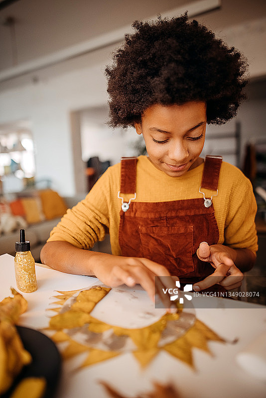 女孩用树叶制作东西图片素材