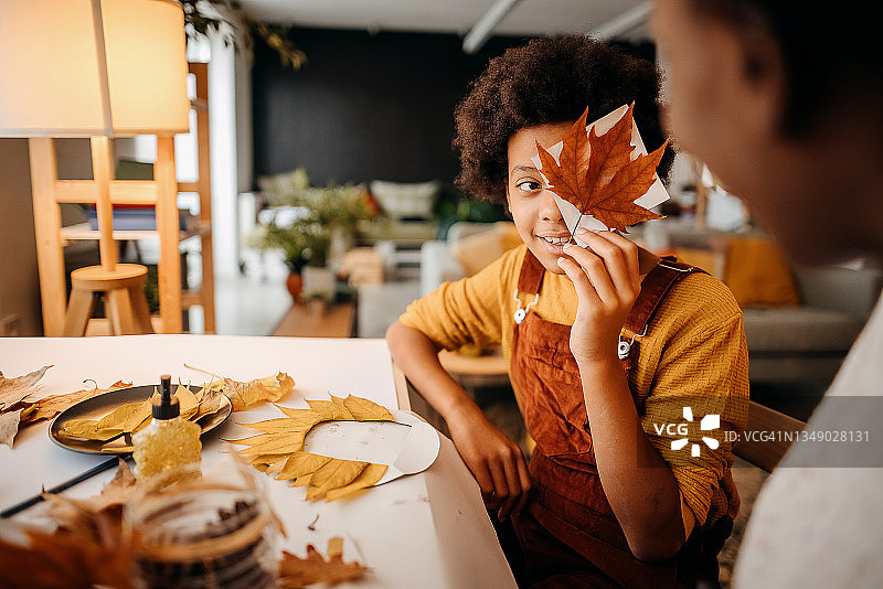 一家人进行秋季装饰图片素材