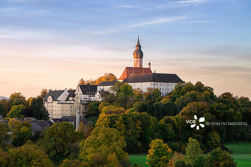 安迪斯修道院秋季日出时分的第一缕阳光图片素材