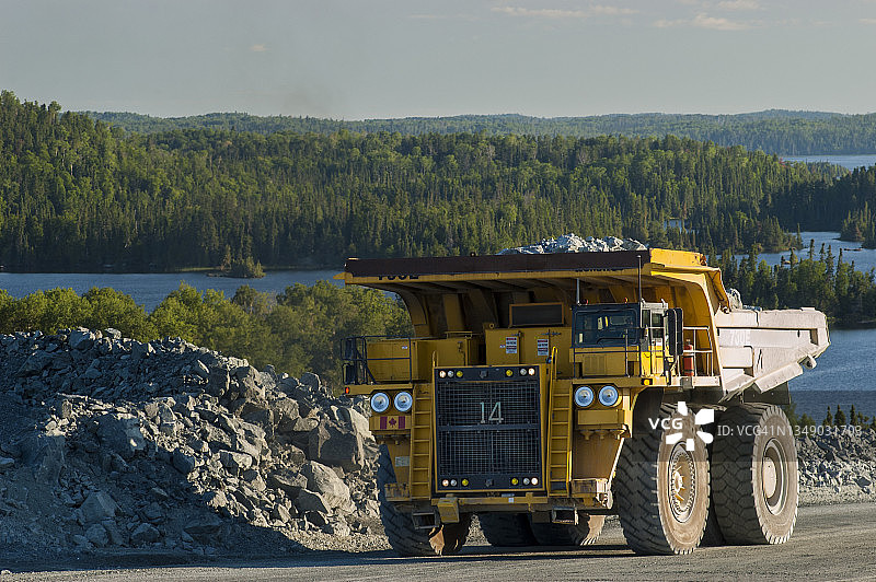 矿山运输车在加拿大钯矿工作图片素材