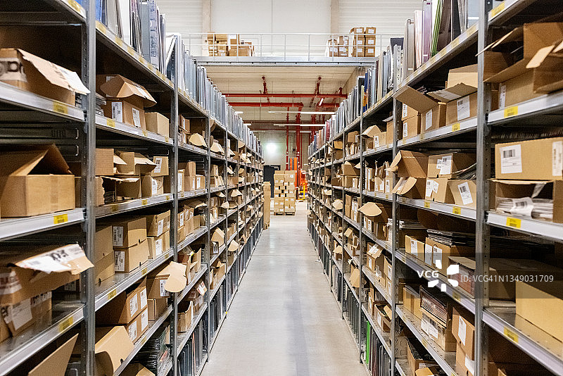 配送仓库内部，货架上有纸板箱图片素材