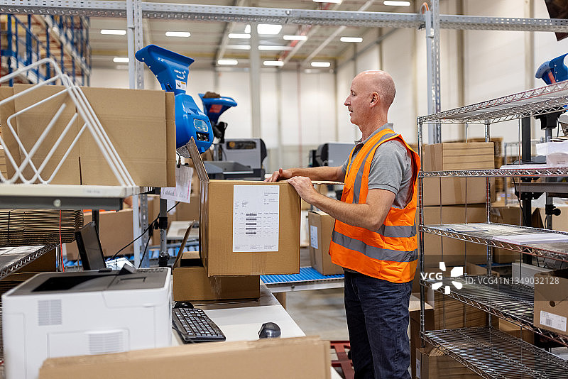 仓库生产线上包装箱子的调度员图片素材