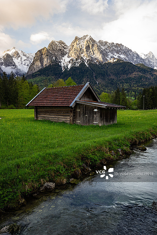 巴伐利亚河畔小屋与楚格峰图片素材