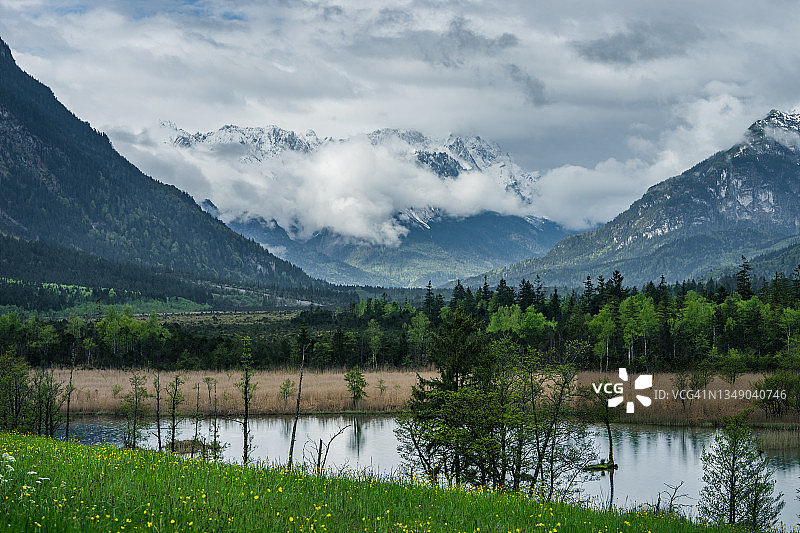 阴天时韦特施泰因山脉楚格峰的七泉景观图片素材