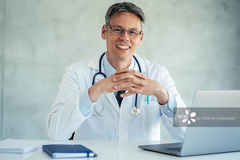 年长的医生肖像图片素材