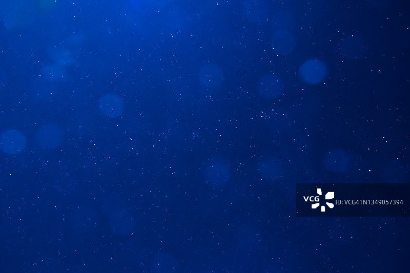 深蓝色夜空和抽象的星空背景天文学概念图片素材
