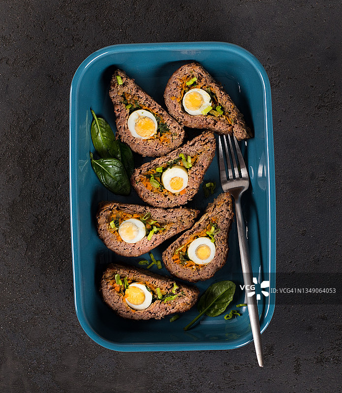 烤牛肉鹌鹑蛋蔬菜菠菜晚餐图片素材