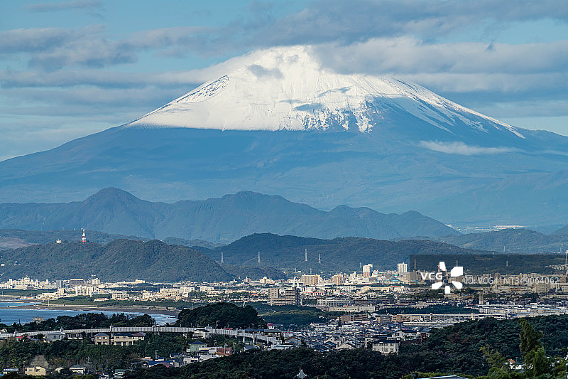 日本神奈川县的富士山雪景与海滨住宅区图片素材