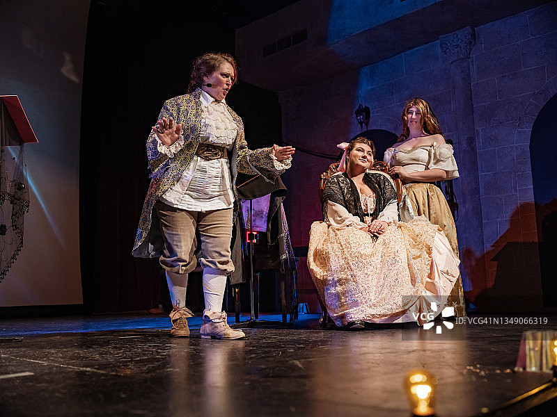 在剧院舞台上穿着古装的三位女演员图片素材