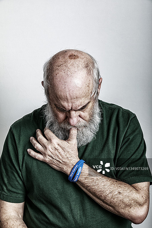 沉思的年长男性癌症幸存者图片素材
