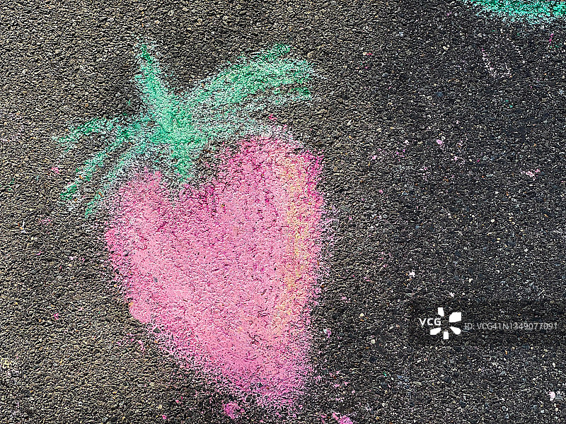 街头粉笔草莓画图片素材