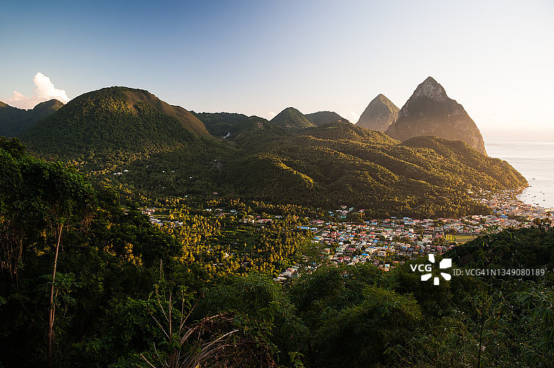 圣卢西亚皮通山和苏弗里耶尔海滨村庄的日落美景图片素材