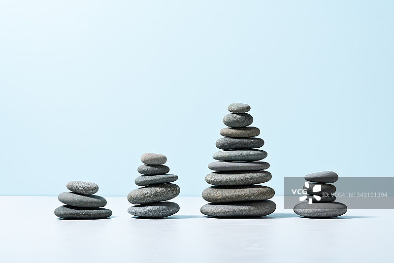 天然灰色鹅卵石堆叠柱状图图片素材