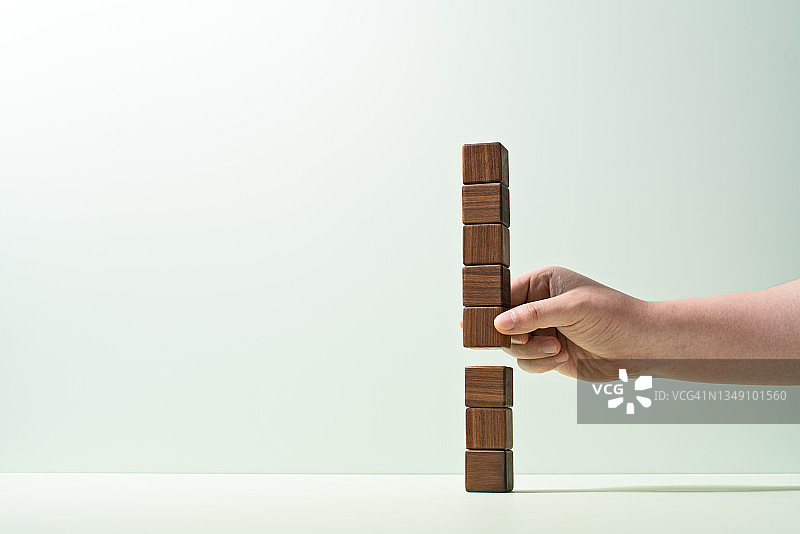 分开堆叠的木块图片素材