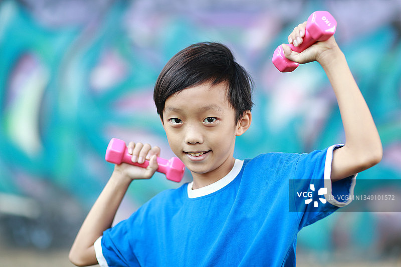 举哑铃的男孩图片素材