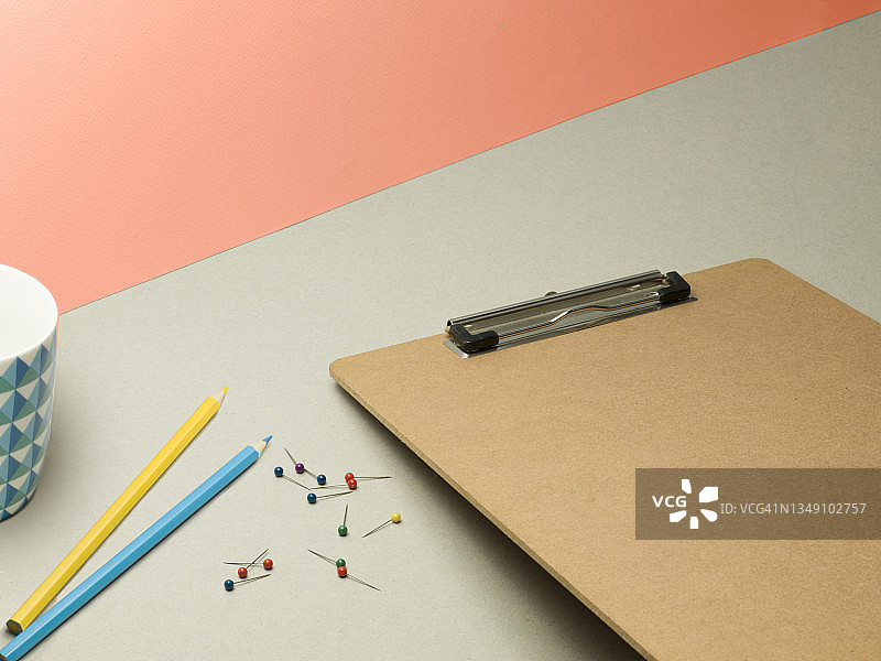 杯子、别针、铅笔和写字板静物图片素材